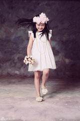 组图：童年小龙女演员超萌生活照 可爱似洋娃娃