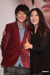 组图：曾静玟新专辑签唱获姑姑《鲁冰花》原音助阵