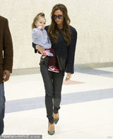 组图：辣妹单手抱女黑超遮面 小七扎朝天辫啃手卖萌