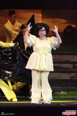 组图：曾志伟薛家燕扮肥姐 郑欣宜隔空寄思念