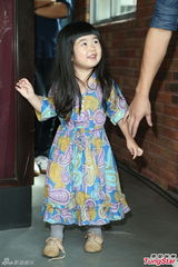 组图：曹格嘟嘴当众亲太太 一家四口齐亮相