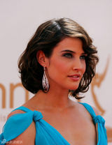 组图：艾美奖红毯 寇碧-史莫德斯蓝色纱裙亮相