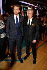 组图：帕丁森着西装现身股票交易所 与柯南伯格合影