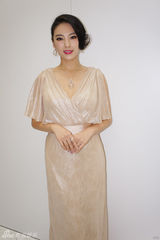 组图：张雨绮优雅出席活动 专人撑伞气场十足