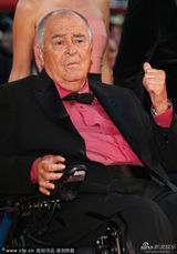 组图：电影节主席纳多-贝托鲁奇坐轮椅现身红毯