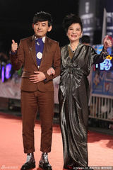 组图：张小燕银色长裙挽黄子佼来势汹汹