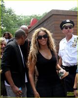 组图：碧昂斯夫妇携手散步 为有色人种争取权益