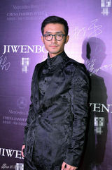 组图：陈思斯中国时装周率性利落 李泰延帅气