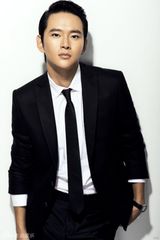 组图：黄明另类写真曝光 摩登混搭演绎多变风格