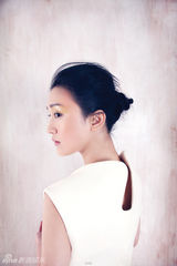 幻灯图：周迅年度封面大盘点 独特魅力成时尚新宠