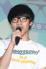 组图：卢广仲清晨开个唱 惹居民抱怨无奈致歉