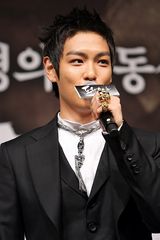 高清图：《到炮火中去》发布会 权相佑(权相宇)等出席