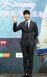 高清组图：金秀贤北京会粉丝 格纹西装帅气亮相