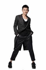 组图：刘德华出道30年将开唱 造型百变拍宣传海报