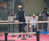 组图：张亮携妻儿现身机场 天天坐行李车可爱