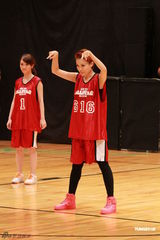 组图：群星红衣出席篮球赛 容祖儿李克勤又背又抱