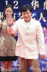 组图：成龙亮相华鼎盛典红毯笑容满面