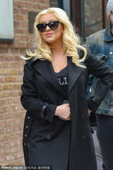 组图：擦妈踩高跟挺肚老公护驾 亲和为粉丝签名