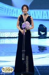 组图：李宝英捧SBS大奖 李敏镐得奖最多赢五冠