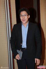 组图：霍启刚升级人父首现身 给媒体发喜饼