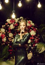 组图：倪妮花丛写真似油画优雅恬静