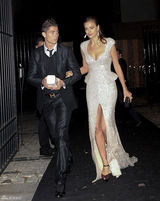 高清图：C罗携女友亮相亲密互动 伊莉娜秀美背