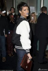 组图：蕾哈娜蓝嘴唇亮相派对 透视装半乳隐现