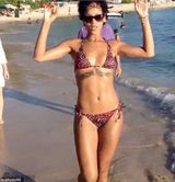 组图：蕾哈娜携绯闻女友沙滩玩足球大秀好身材