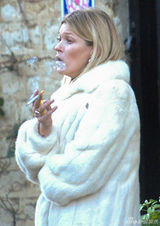 组图：凯特莫斯遭老公强吻不悦 吞云吐雾显老态