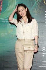 组图：陶晶莹一家三口看戏 曾宝仪天心无男伴