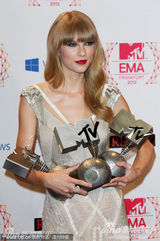 组图：斯威夫特获EMA三项大奖后台抱三球