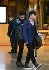 组图：撒贝宁神秘负伤 伤愈携助理离京