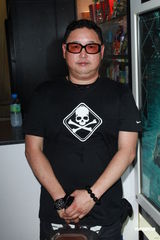 组图：连诗雅不担心遭揩油 与陈静仪比拼性感