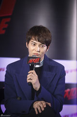 独家：金亚中朱元宣传新片 与观众互动送拥抱