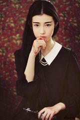 组图：张辛苑拍《冥王星》写真 显复古冷艳气质