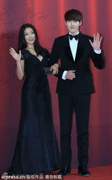 高清：金宇彬朴信惠装点国剧盛典 携手亮相红毯