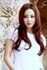 组图：陶红郊外踏青写真 白T恤出镜温婉洁净