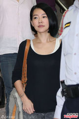 小S证人身份被传唤 神色疲惫白色肩带外露(图)