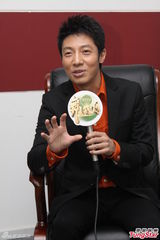 组图：撒贝宁录节目 称很介意被过度娱乐