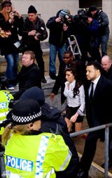 幻灯图：“毒后”怀恩豪斯袭击他人案开庭 神态轻松