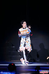 组图：严爵个唱秀舞技 打死不肯脱衣露腹肌