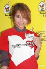 组图：郑融力挺旧爱刘浩龙 称希望大家体谅