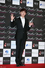 高清组图：张根硕金俊秀出席亚洲Jewelry颁奖礼