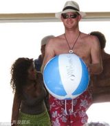 组图：哈里王子再搞泳池派对 泳装美女如云