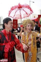 组图：港星叶佩雯大婚凤冠霞帔 陈奕迅吹吹打打