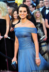 高清组图：奥斯卡红毯潘妮洛普-克鲁兹蓝色礼服