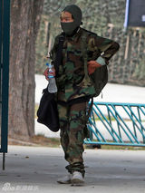 组图:朱莉养子马克多斯迷彩服配散弹枪帅气十足