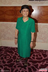 组图：梅妈心痛女儿遗物 为打官司不吃喝也无悔