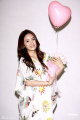 幻灯图集：林依晨穿心型白裙拍宣传照带爱犬入镜