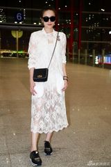 组图：宋佳赴米兰时装周 透视蕾丝装俏丽时尚